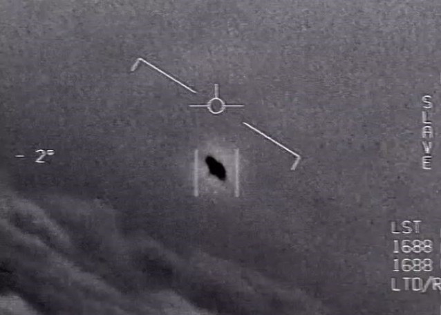 En una imagen de un video de 2015, se ve un objeto inexplicable en el centro mientras se eleva entre las nubes, viajando contra el viento. 'Hay toda una flota de ellos', le dice un aviador militar estadounidense a otro