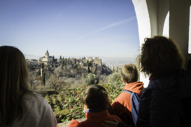 Archivo - Una familia visita la Alhambra (archivo).