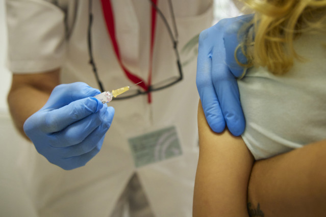 Detalle de la jeringa donde le van a inyectar la vacuna de la gripe durante la vacunación a menores de 5 años de la gripe, a 17 de octubre de 2022 en Sevilla (Andalucía, España). La consejería de Sanidad y Consumo ha activado para los menores de 5 años la