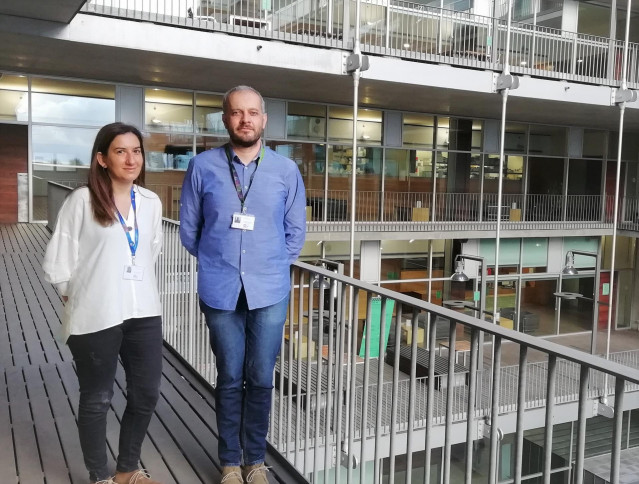 Los investigadores del Imim Iolanda Lázaro y Aleix Sala-Vila