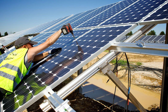 Instalación de paneles solares en Baviera (Alemania)