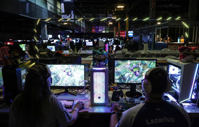 Archivo - Dos personas con videojuegos en el ordenador