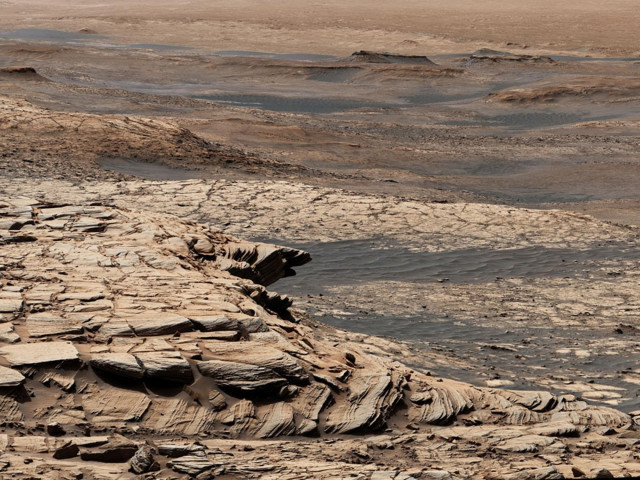 Unida a partir de 28 imágenes, esta vista del rover Curiosity Mars de la NASA fue capturada después de que el rover ascendiera por la empinada pendiente de una característica geológica llamada 'Greenheugh Pediment'.