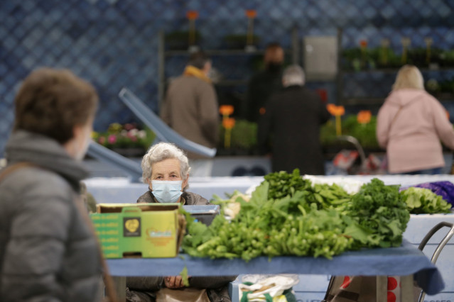 Archivo - Una mujer en un puesto local de verduras y productos del campo, en el mercado tradicional de la Plaza de Abastos de Lugo, a 22 de marzo de 2022, en Lugo, Galicia (España). El paro convocado a nivel nacional por la Plataforma para la Defensa del