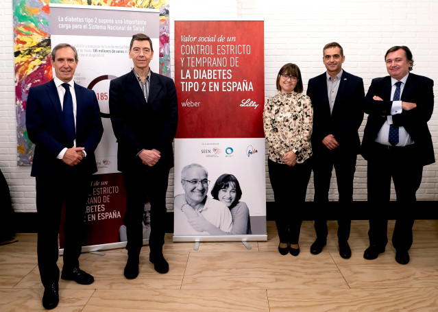 De izda. A dcha: Francisco J. Escalada, de SEEN; Joan Antonio Vallès, farmacólogo del Instituto Catalán de la Salud; Miriam Rubio, directora médica de Diabetes de Lilly; Juan Franscisco Perán, presidente de FEDE; y Álvaro Hidalgo, de Fundación Weber.