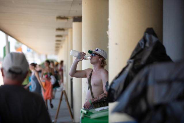 Archivo - Un chico sin camiseta bebe agua en el parque de la Barceloneta, a 13 de julio de 2022, en Barcelona, Catalunya (España). La intensa y extensa ola de calor llega hoy a su momento cumbre, aunque ese pico se mantendrá durante varios días seguidos,