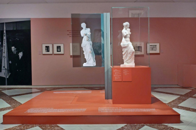 La tecnología OLED de LG expone una recreación holográfica de la 'Venus de Milo con cajones' del del Art Institute of Chicago junto a su homóloga del Teatro-Museo Dalí de Figueres