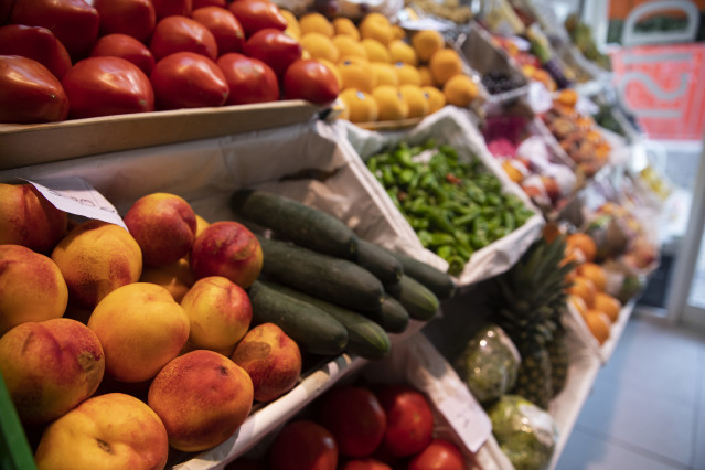 Archivo - Detalle de un puesto de frutas y verduras