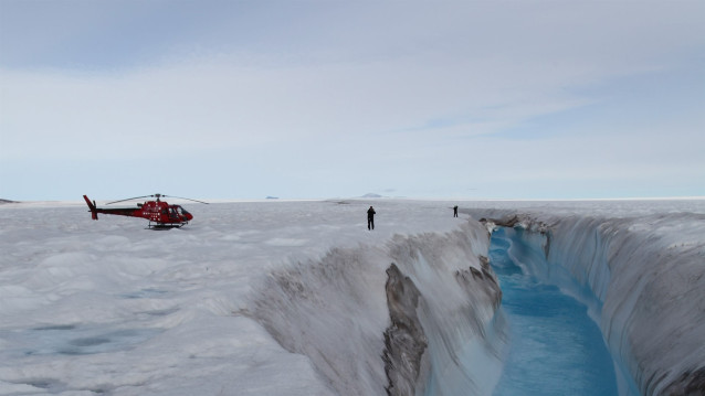 Lago y río en el glaciar Zachariae, al noreste de Groenlandia.
