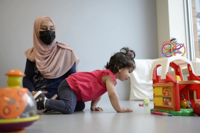 Ayla Bashir, en el centro, con su madre, Sobia Qureshi. Ayla es la primera niña del mundo que recibe tratamiento para la enfermedad de Pompe en el útero.
