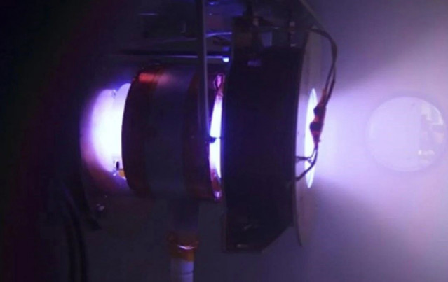 El propulsor de plasma de radiofrecuencia de boquilla magnética operaba en una cámara de vacío Mega hpt en la Universidad de Tohoku.