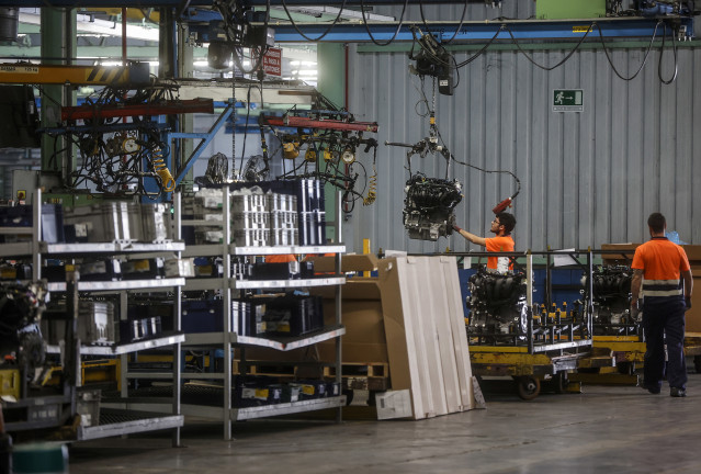 Trabajadores en la fábrica de Ford en Almussafes, a 24 de octubre de 2022, en Almussafes, Valencia, Comunidad Valenciana (España). La dirección de Ford ha convocado a los sindicatos para una reunión de la Comisión Negociadora del Expediente de Regulación