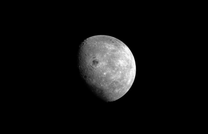 Imagen de la Luna tomada por la nave Orion antes del primer sobrevuelo de inserción orbital