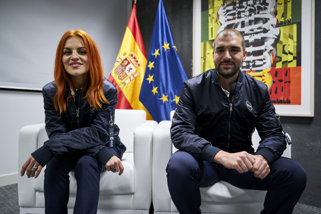 Los nuevos astronautas españoles de la Agencia Espacial Europea (ESA), Sara García y Pablo Álvarez, posan para Europa Press, a 24 de noviembre de 2022, en Madrid (España).