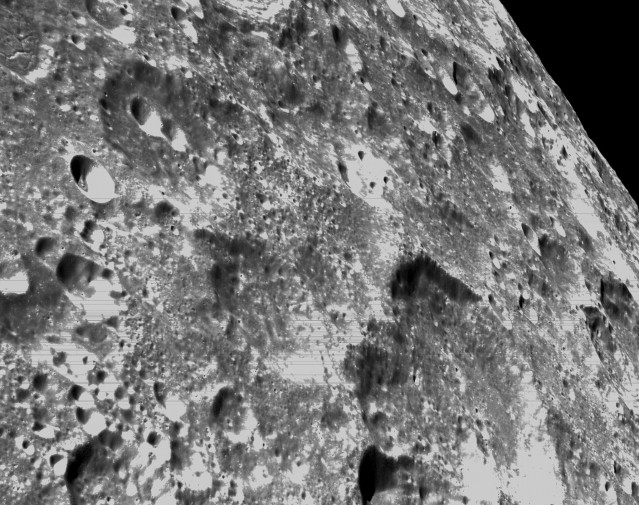Imagen a corta distancia de la Luna tomada por la nave Orion