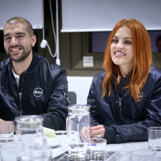 Los nuevos astronautas españoles de la Agencia Espacial Europea (ESA), Sara García y Pablo Álvarez, posan para Europa Press, a 24 de noviembre de 2022, en Madrid (España)