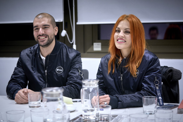Los nuevos astronautas españoles de la Agencia Espacial Europea (ESA), Sara García y Pablo Álvarez, posan para Europa Press, a 24 de noviembre de 2022, en Madrid (España)