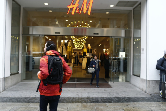 Archivo - Entrada a la tienda H&M