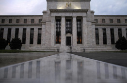 Archivo - La entrada del edificio de la Reserva Federal de Estados Unidos reflejada en mármol húmedo en una mañana en Washington, jul 31 2013. La Reserva Federal de Estados Unidos iniciaría el mi�