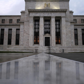 Archivo - La entrada del edificio de la Reserva Federal de Estados Unidos reflejada en mármol húmedo en una mañana en Washington, jul 31 2013. La Reserva Federal de Estados Unidos iniciaría el mi�
