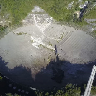 Archivo - Imagen de dron del radiotelescopio de Arecibo tras su colapso