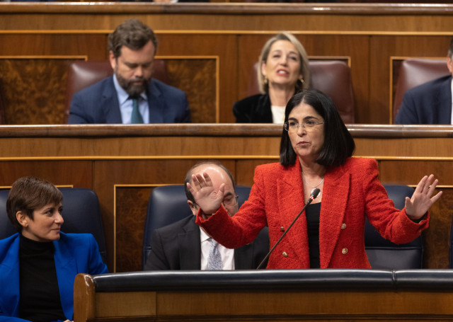 La ministra de Sanidad, Carolina Darias, interviene durante una sesión plenaria en el Congreso de los Diputados, a 30 de noviembre de 2022, en Madrid (España). La Junta de Portavoces del Congreso acordó, el pasado jueves 24 de noviembre, que el ministro d