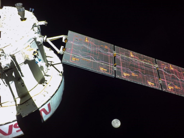 El día de vuelo 16, una cámara montada en uno de los paneles solares de Orión tomó esta imagen de nuestra Luna mientras la nave espacial se preparaba para salir de la órbita retrógrada distante durante la misión Artemis I.