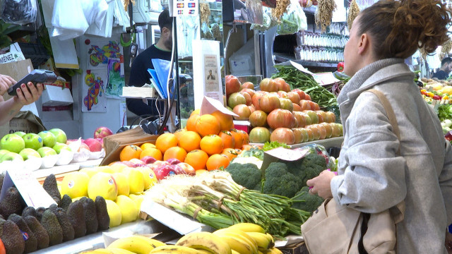 Clientes y vendedores del mercado de Ruzafa en Valencia