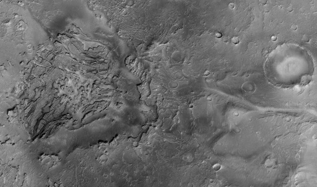 En esta imagen se ven un valle de entrada (característica sinuosa a la derecha), un abanico de sedimentos y los sedimentos en capas dentro de un paleolago recientemente identificado (izquierda) en la región Arabia Terra de Marte.