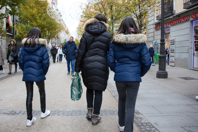 Varias personas pasean por las inmediaciones de la remodelada y peatonalizada Puerta del Sol, a 4 de diciembre de 2022, en Madrid (España).