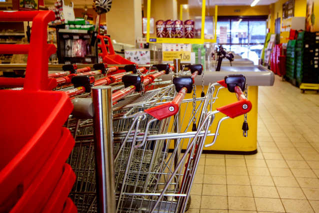 Archivo - Carros de la compra en un supermercado de Madrid (España), a 12 de enero de 2021.