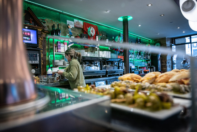 Archivo - Una camarera trabaja en su cafetería durante una jornada marcada por la reapertura de los establecimientos en los municipios vascos pertenecientes a la ‘zona roja’, en Vitoria, Álava, País Vasco, (España), a 10 de febrero de 2021. La reapertura
