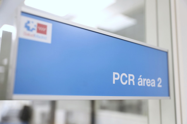 Archivo - Señalización del área de pruebas PCR en el Laboratorio de Microbiología del Hospital público Gregorio Marañón, a 31 de mayo de 2022, en Madrid (España).