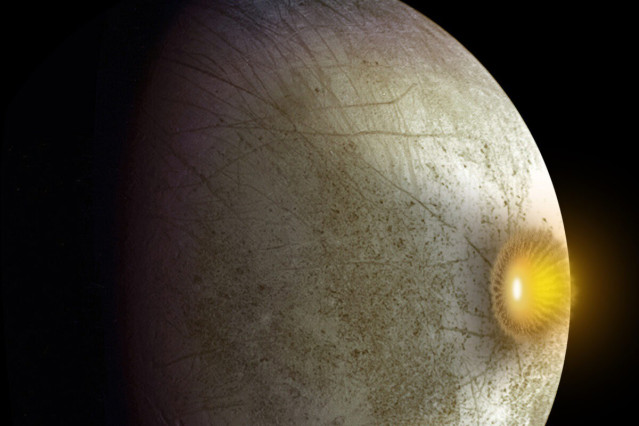Concepto artístico del impacto de un cometa o asteroide en la luna Europa de Júpiter.