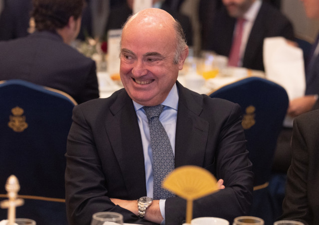 El vicepresidente del Banco Central Europeo, Luis de Guindos,  durante el Desayuno informativo de la tribuna Fórum Europa, en el Hotel Mandarin Oriental Ritz, a 19 de diciembre de 2022, en Madrid (España). El acto está organizado por Nueva Economía Fórum