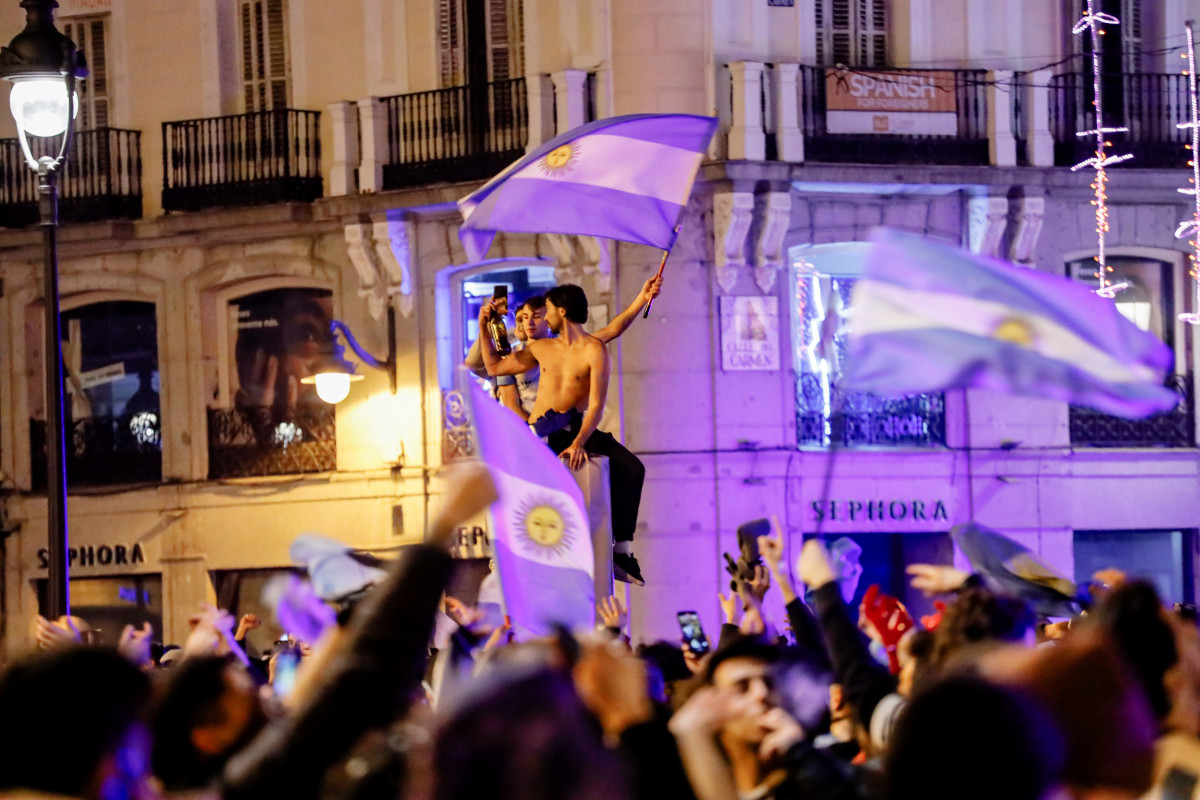 EuropaPress 4878185 cientos aficionados argentinos celebran victoria seleccion argentina