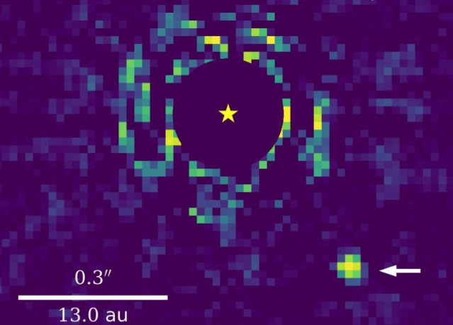 Imagen abajo a la derecha de la enana marrón compañera de una estrella como el Sol (en el centro)