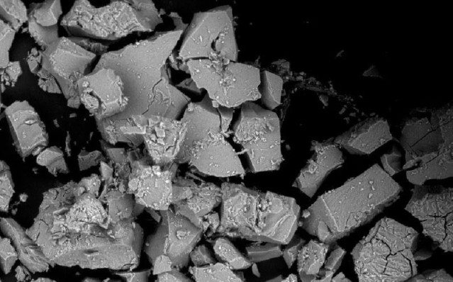 Imagen de microscopía electrónica de barrido que muestra ikaita.