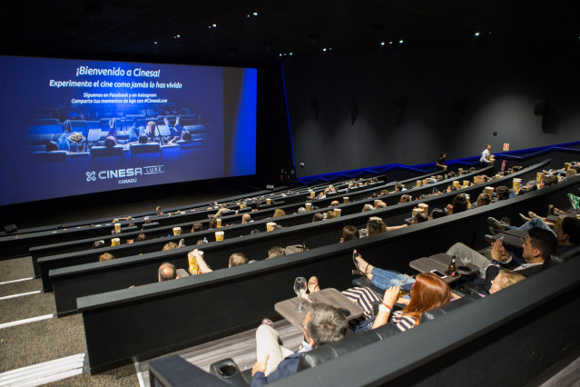 Archivo - El primer cine de lujo en España incorpora la última tecnología en imagen y sonido, y ofrece el máximo confort con butacas reclinables y más espacio para las piernas