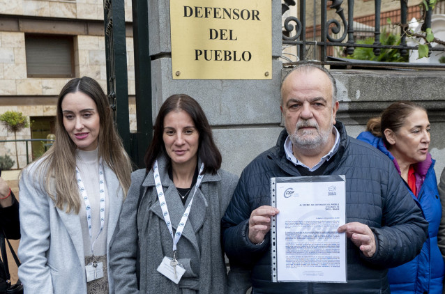 El presidente del sector de Sanidad de CSIF, Fernando Hontangas (c), junto a otros compañeros de la Central Sindical Independiente y de Funcionarios (CSIF) posan a su llegada para registrar un escrito al Defensor del Pueblo, en su sede, a 23 de diciembre