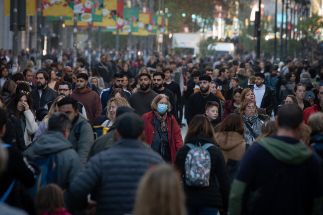 Varias personas realizan sus compras navideñas en la avenida de la Puerta del Ángel, a 9 de diciembre de 2022, en Barcelona, Catalunya (España). El Consorci Turisme de Barcelona este año ha querido posicionar la capital catalana como un destino caracteriz