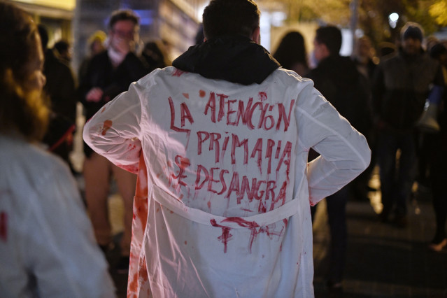 Unos médicos de atención primaria protestan en el centro de salud de Lavapiés, a 22 de diciembre de 2022, en Madrid (España).
