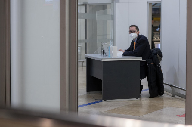 Un trabajador al tiempo que ha llegado un vuelo procedente de Chongqing (China), al aeropuerto Adolfo Suárez Madrid-Barajas, a 3 de enero de 2023, en Madrid (España).