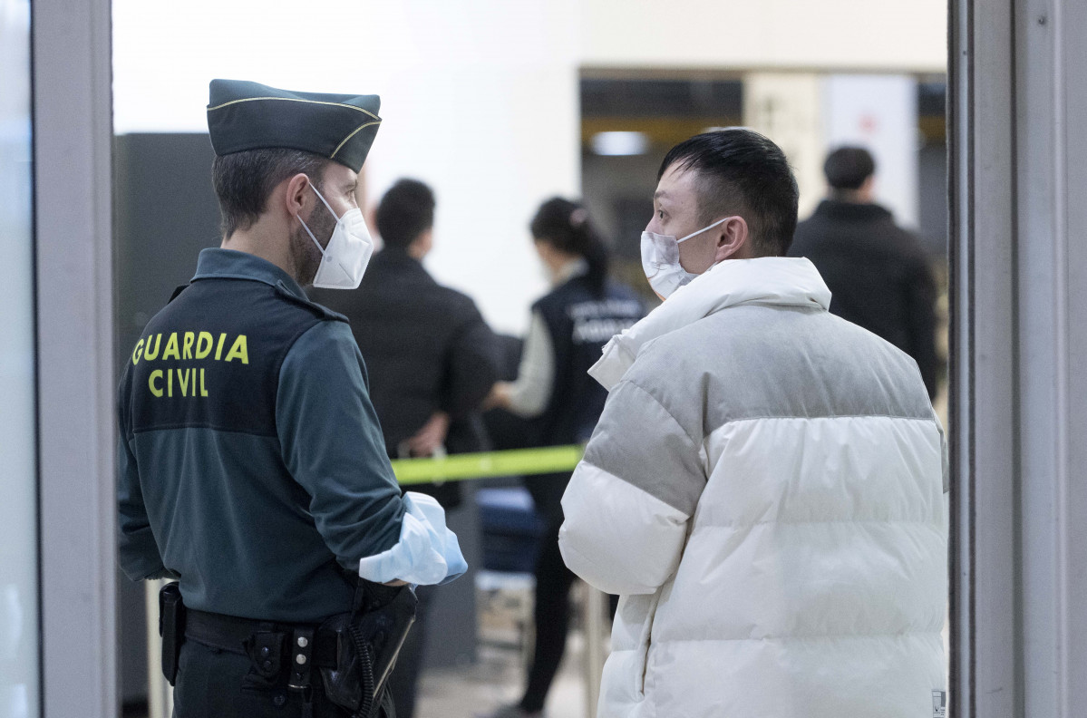 EuropaPress 4901483 agente guradia civil pasajero llega aeropuerto adolfo suarez madrid barajas