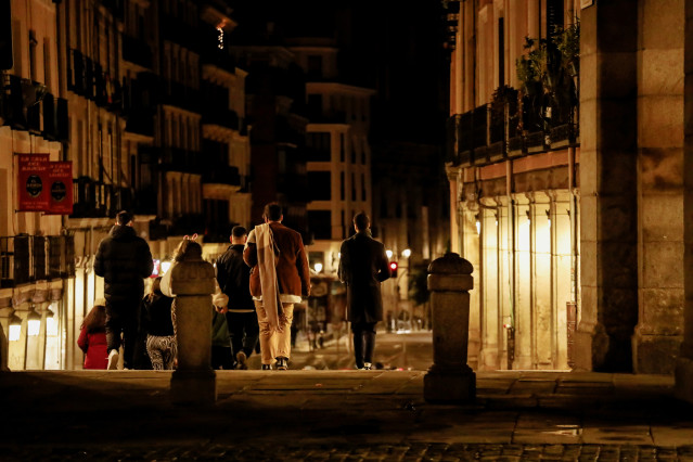 Algunas personas vuelven a sus casas tras disfrutar de las fiestas de Nochevieja, a 1 de enero de 2023, en Madrid (España).