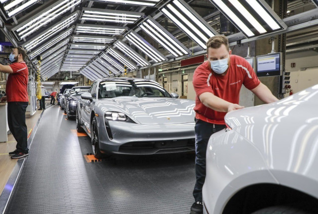 Archivo - Imagen de una planta de producción de Porsche.