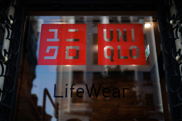 Archivo - Escaparate de una tienda de Uniqlo en la Gran Vía, la segunda que abre en Madrid, a 5 de octubre de 2022, en Madrid (España).
