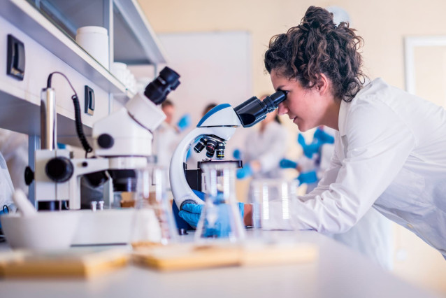 Archivo - Investigadora en un laboratorio