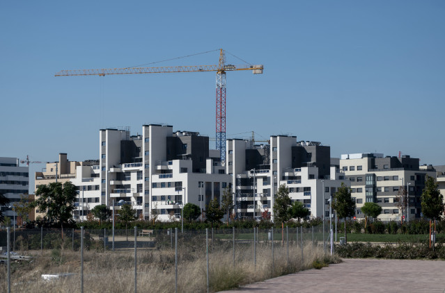 Archivo - Una grúa en una zona de construcción de edificios, a 27 de octubre de 2021, en Madrid, (España).
