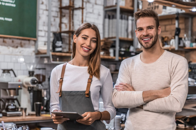Archivo - Empleados de una cafetería